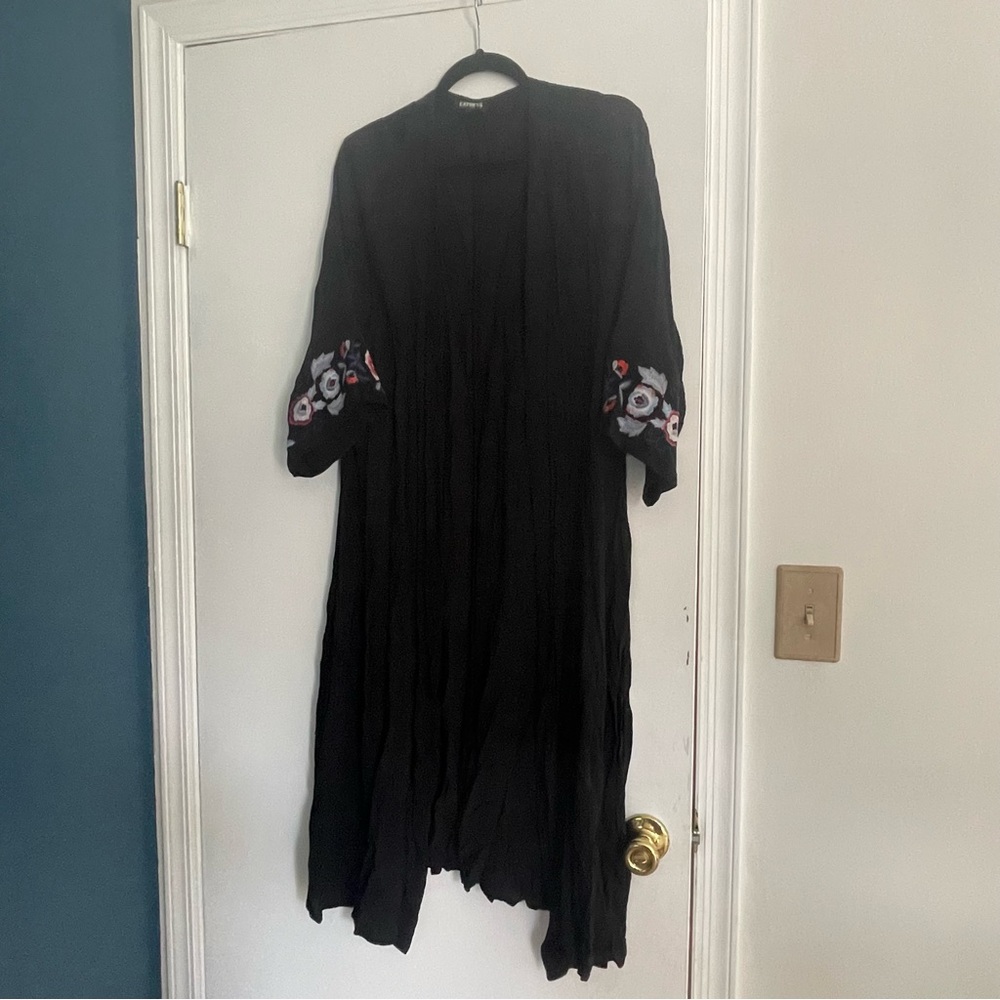 Express Embroidered Sleeve Duster